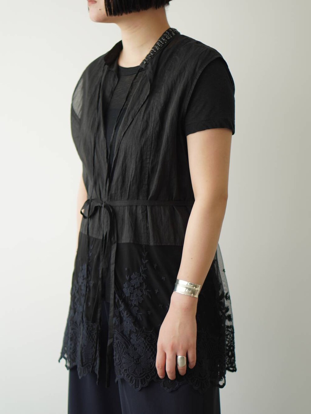 ブルー系のその他パンツ、ブラック系のTシャツ/カットソー、ブラック系のシャツ/ブラウスを着用したレディースの夏コーディネートの5枚目の写真