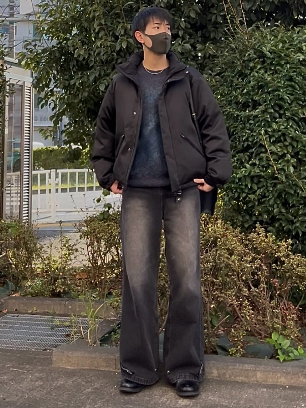 ブルー系のニット/セーター、ブラック系のダウンジャケット/コート、ブラック系のその他パンツを着用したメンズの秋コーディネートの2枚目の写真