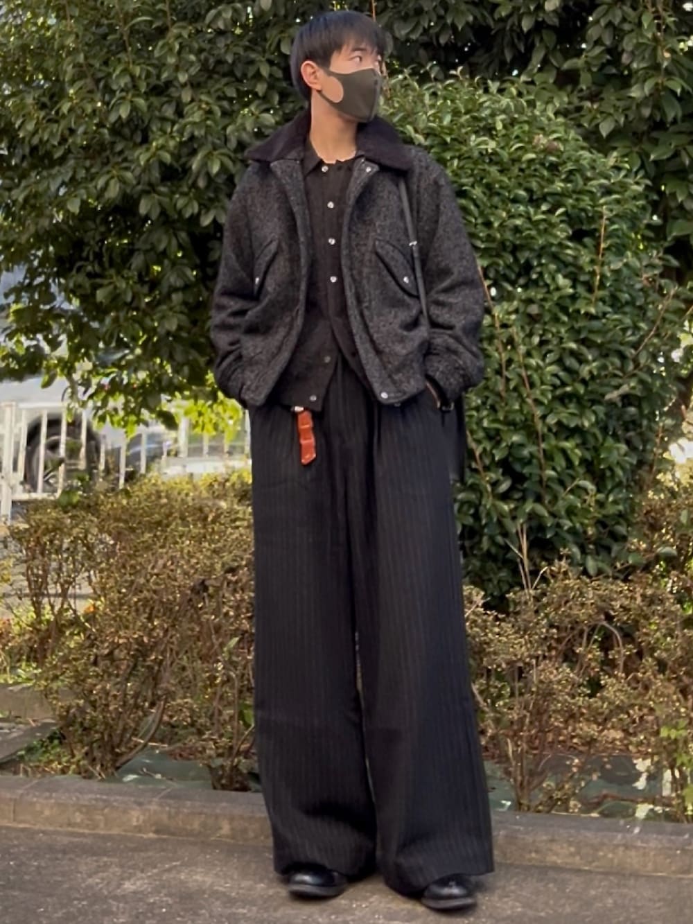 グレー系のニット/セーター、グレー系のブルゾン、ブラック系のスラックスを着用したメンズの秋コーディネートの3枚目の写真