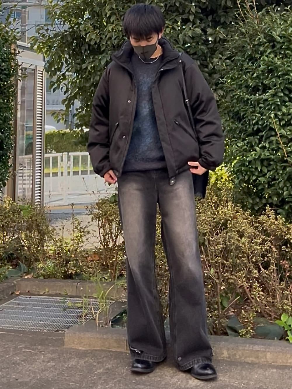 ブルー系のニット/セーター、ブラック系のダウンジャケット/コート、ブラック系のその他パンツを着用したメンズの秋コーディネートの3枚目の写真