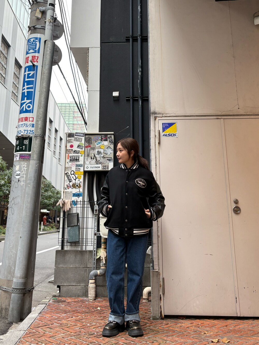 ブラック系のスタジャンを着用したレディースの冬コーディネートの2枚目の写真