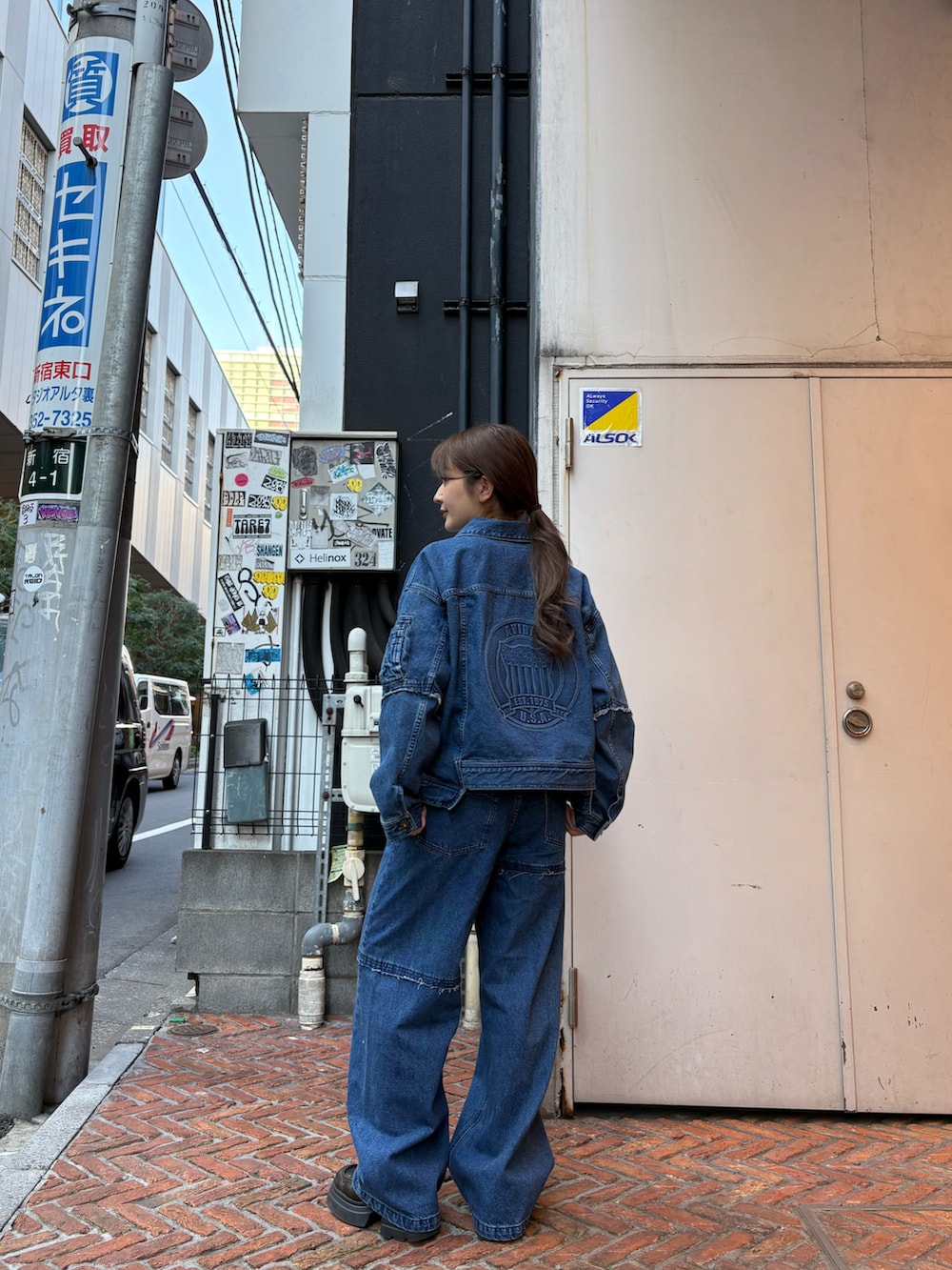 ブルー系のデニムジャケット、ホワイト系のTシャツ/カットソーを着用したレディースの冬コーディネートの3枚目の写真