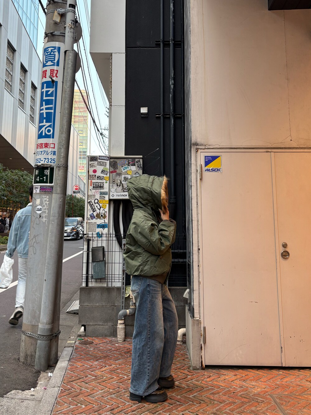 グリーン系のミリタリージャケットを着用したレディースの冬コーディネートの2枚目の写真