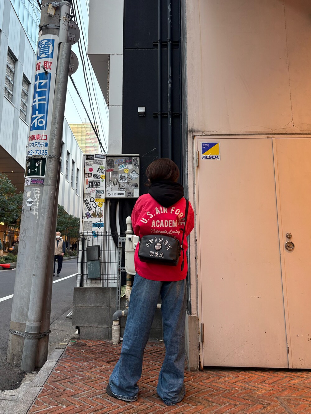 ピンク系のブルゾン、ブラック系のショルダーバッグを着用したレディースの冬コーディネートの4枚目の写真