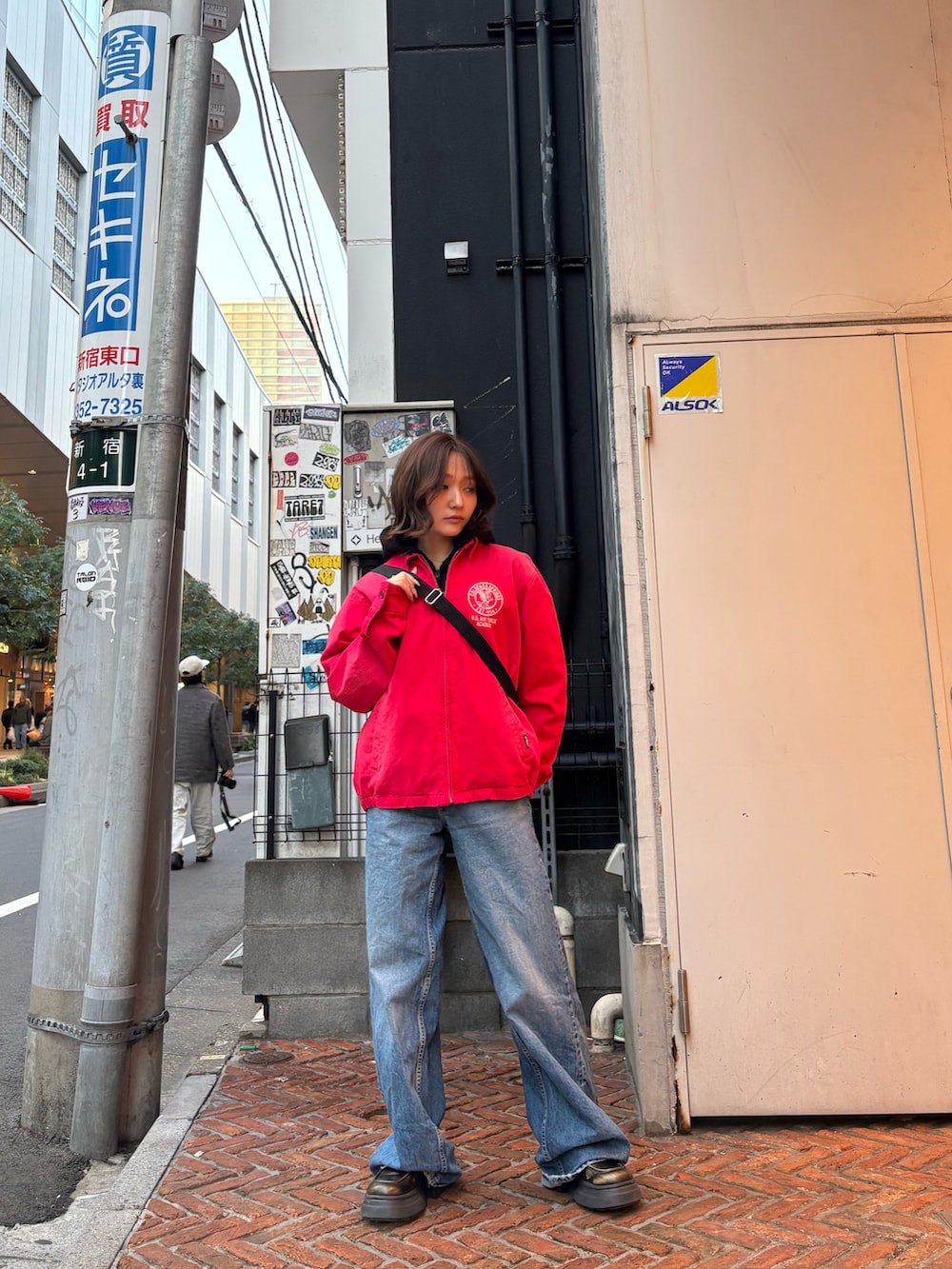 ピンク系のブルゾン、ブラック系のショルダーバッグを着用したレディースの冬コーディネートの3枚目の写真