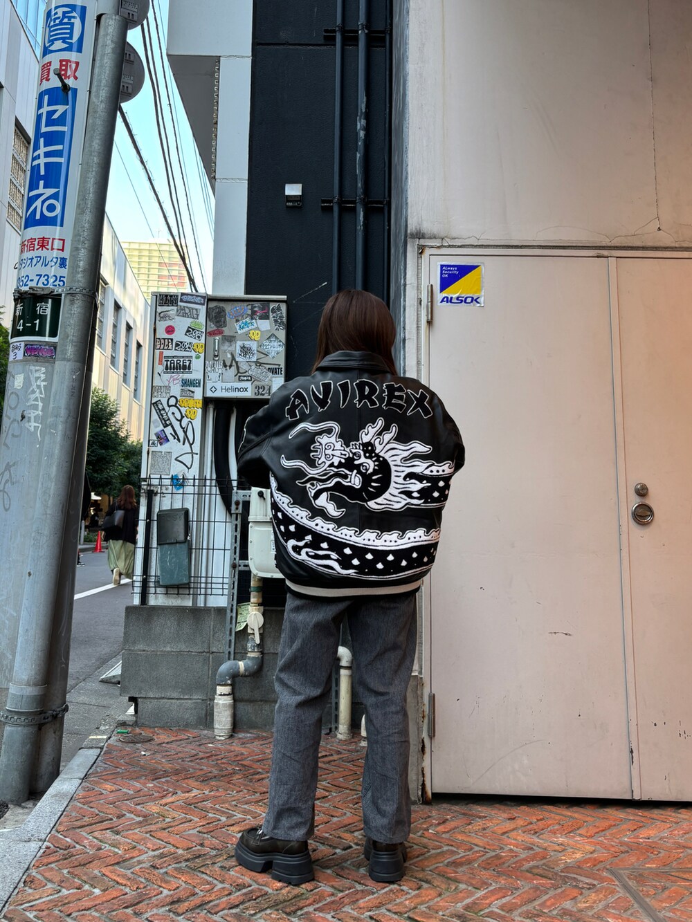 ブラック系のその他アウターを着用したレディースの秋コーディネートの2枚目の写真
