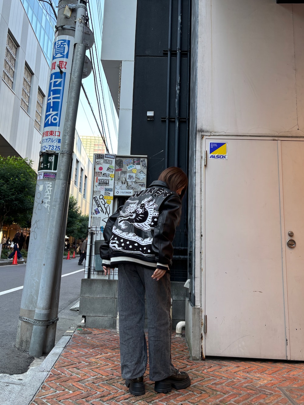 ブラック系のその他アウターを着用したレディースの秋コーディネートの4枚目の写真