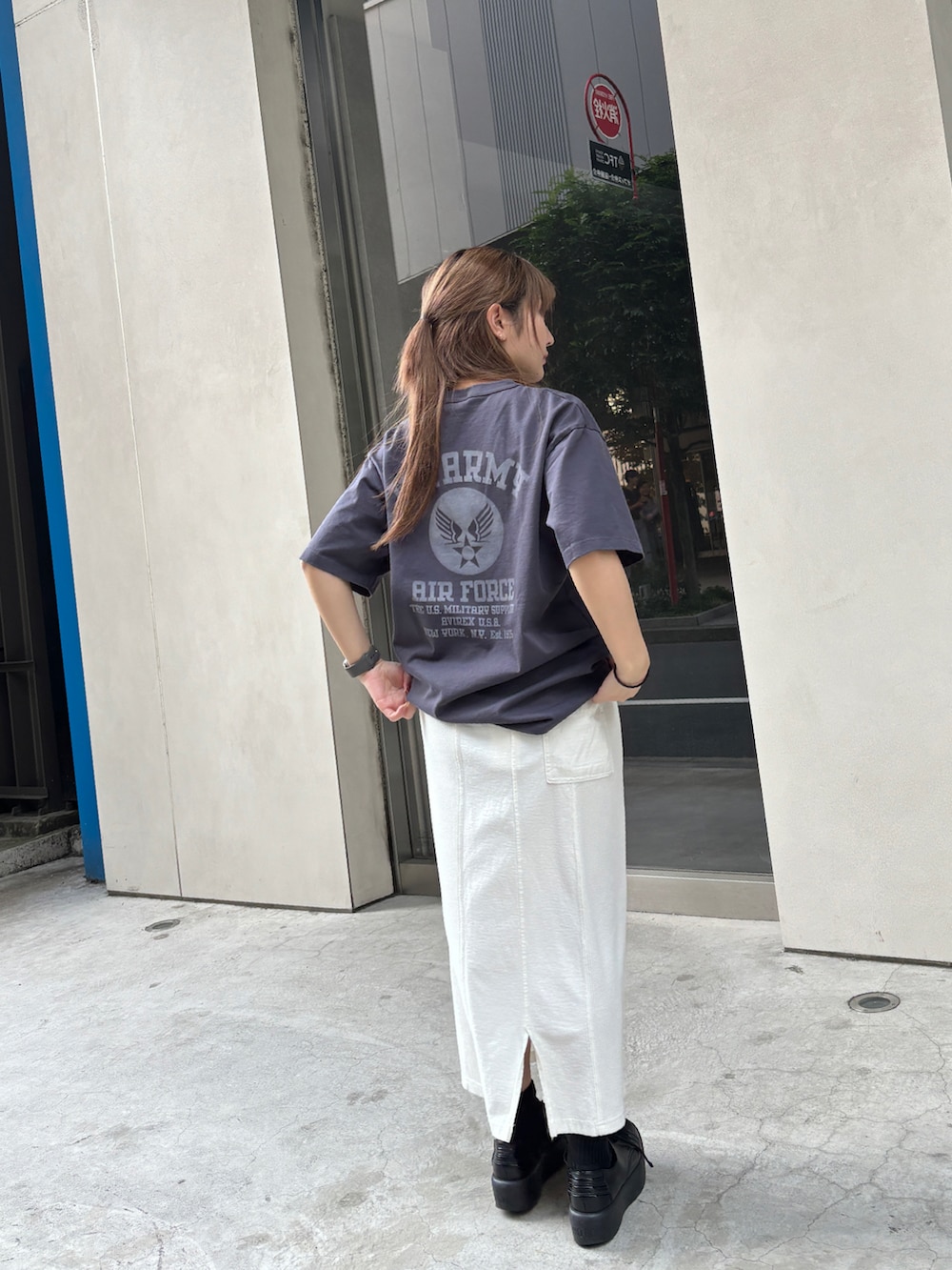 ホワイト系のスカート、ブラック系のTシャツ/カットソーを着用したレディースの夏コーディネートの2枚目の写真