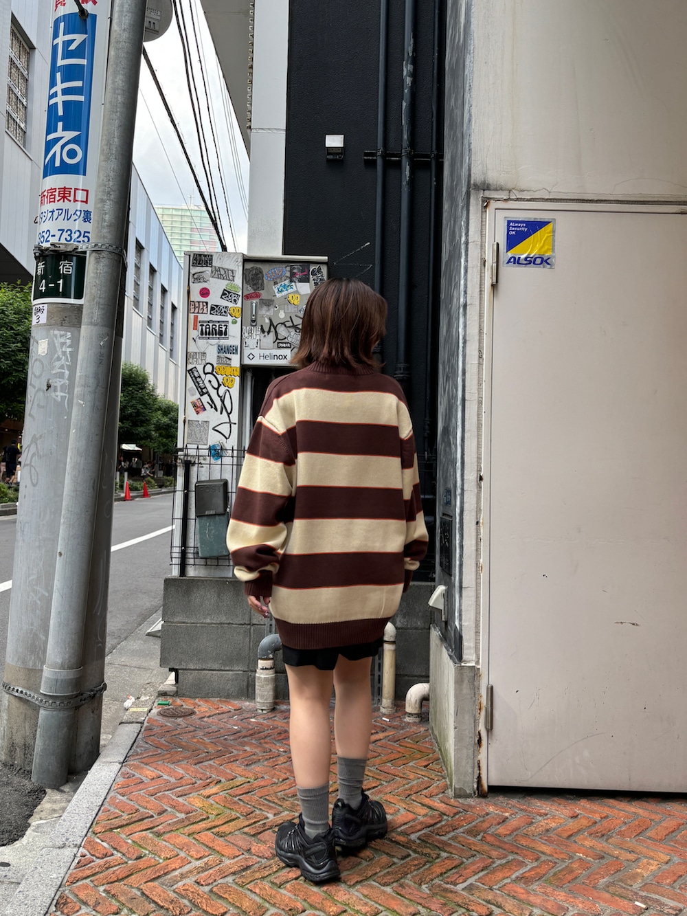 ブラウン系のニット/セーターを着用したレディースの秋コーディネートの4枚目の写真