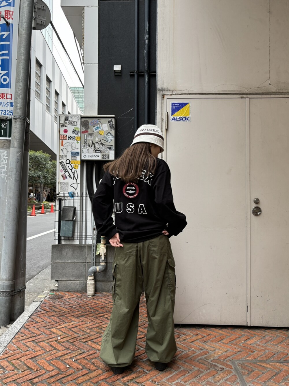 ブラック系のTシャツ/カットソー、ホワイト系のハットを着用したレディースの春コーディネートの3枚目の写真