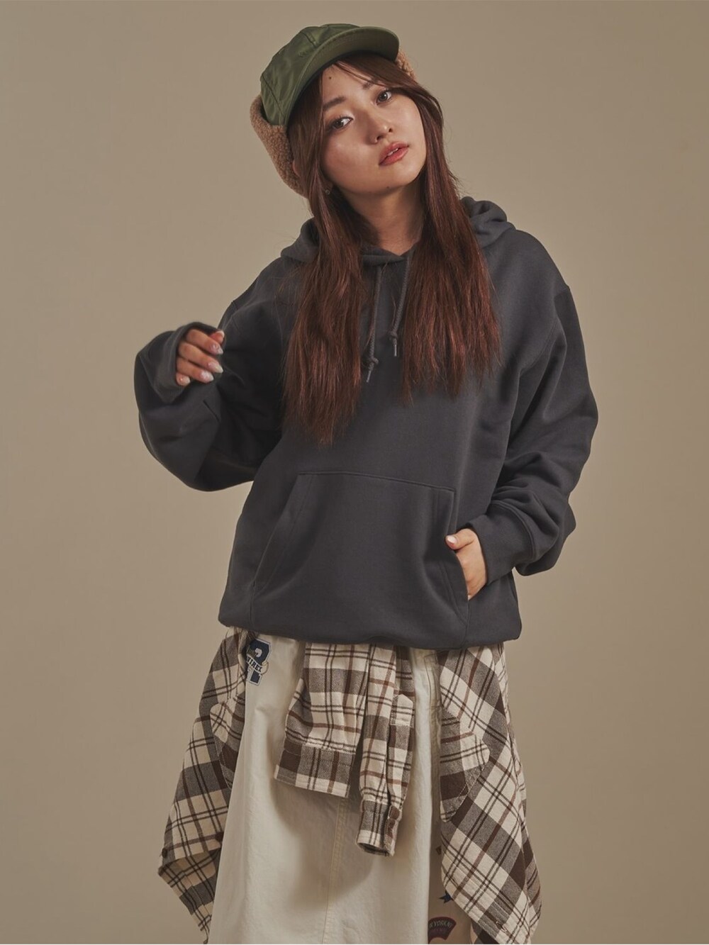 グレー系のパーカー、ベージュ系のシャツ/ブラウス、ホワイト系のスカートを着用したレディースの秋コーディネートの3枚目の写真