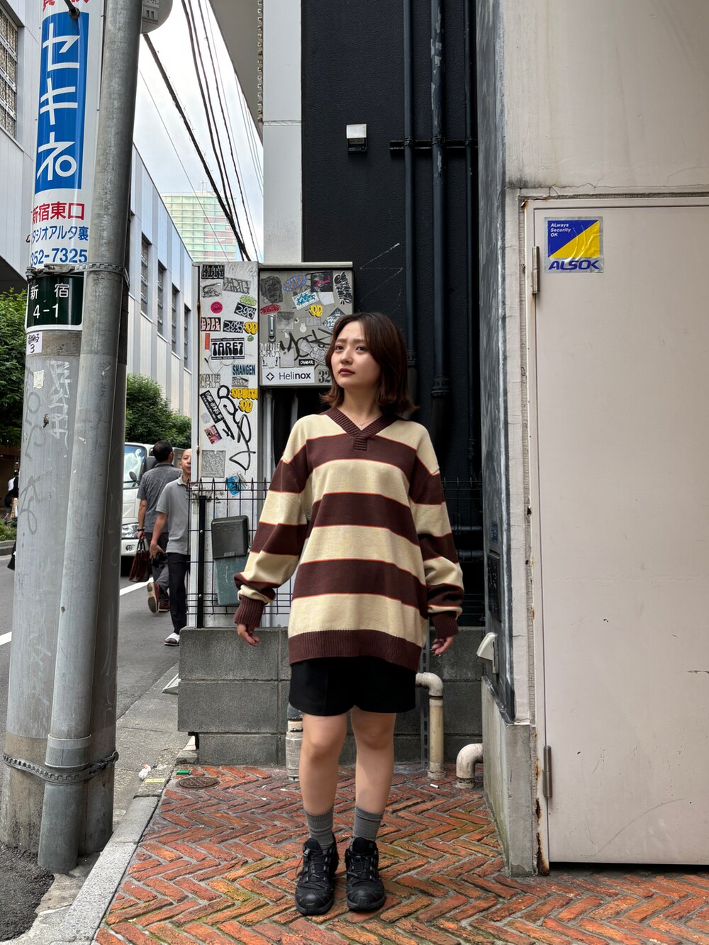 ブラウン系のニット/セーターを着用したレディースの秋コーディネートの2枚目の写真