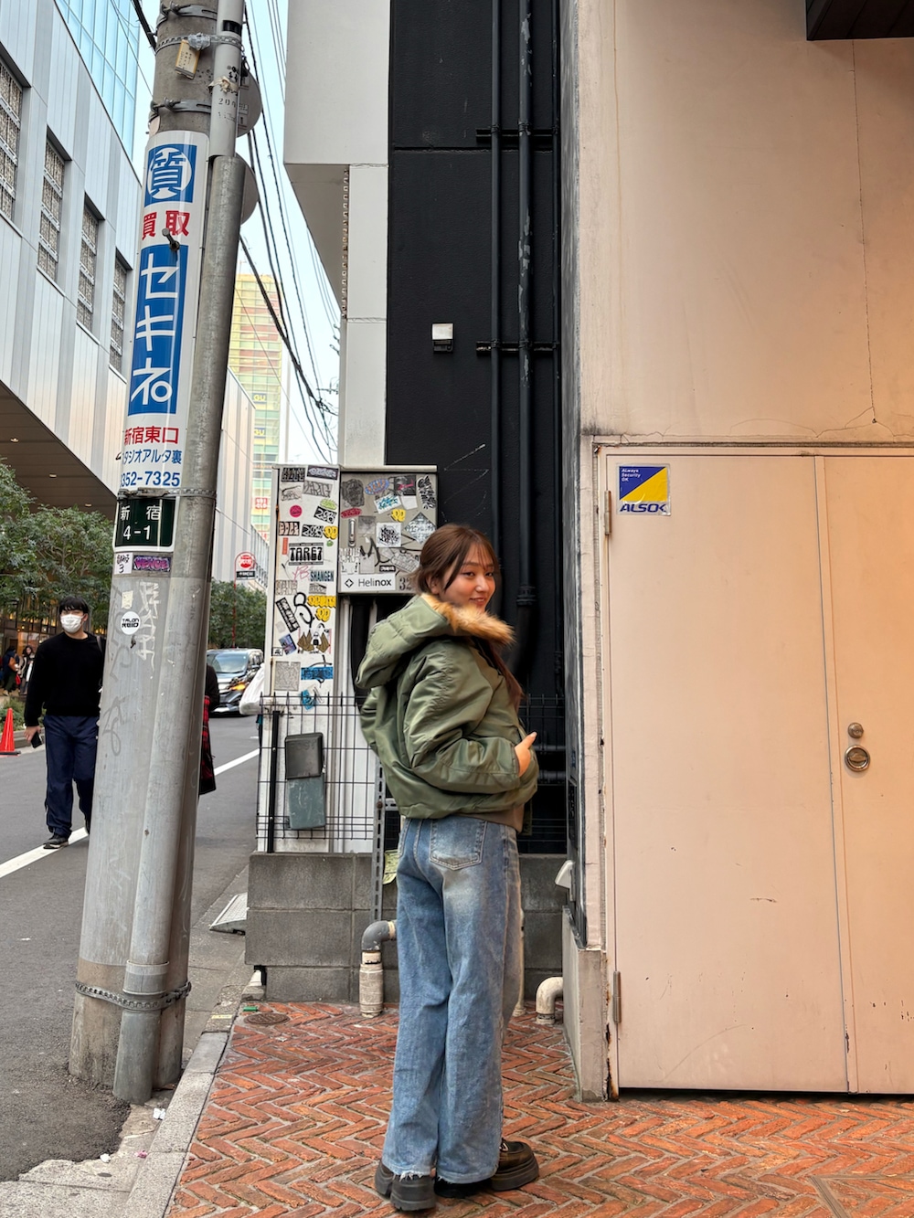 グリーン系のミリタリージャケットを着用したレディースの冬コーディネートの4枚目の写真