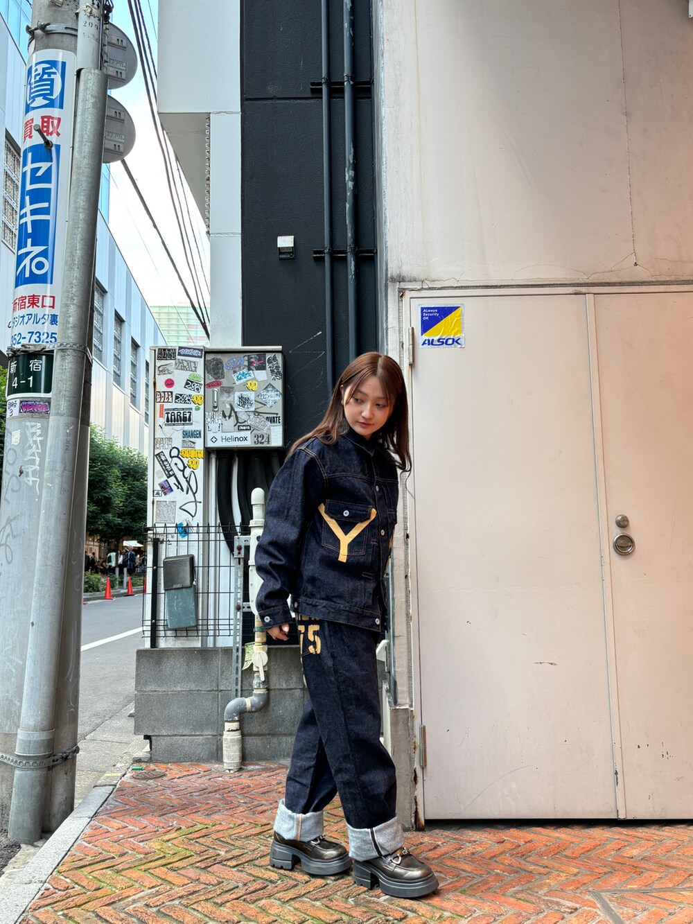 ブルー系のデニムパンツ、ブルー系のデニムジャケットを着用したレディースの秋コーディネートの4枚目の写真