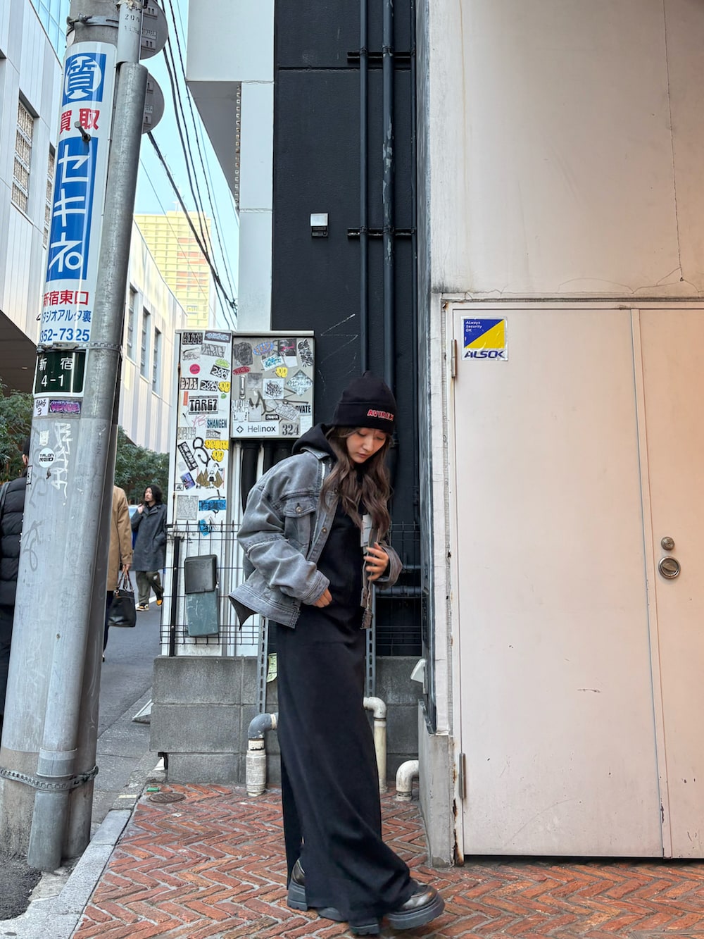 ブラック系のデニムジャケット、ブラック系のニットキャップ/ビーニーを着用したレディースの冬コーディネートの3枚目の写真