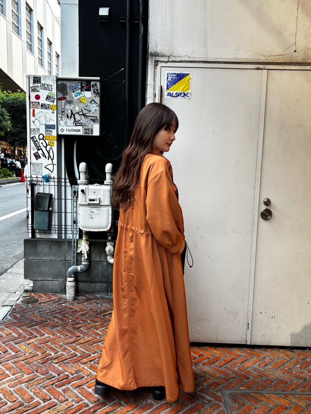 ブラック系のカーゴパンツ、ホワイト系のタンクトップ、レッド系のシャツワンピースを着用したレディースの夏コーディネートの3枚目の写真