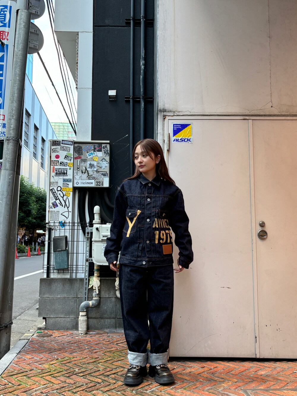 ブルー系のデニムパンツ、ブルー系のデニムジャケットを着用したレディースの秋コーディネートの3枚目の写真
