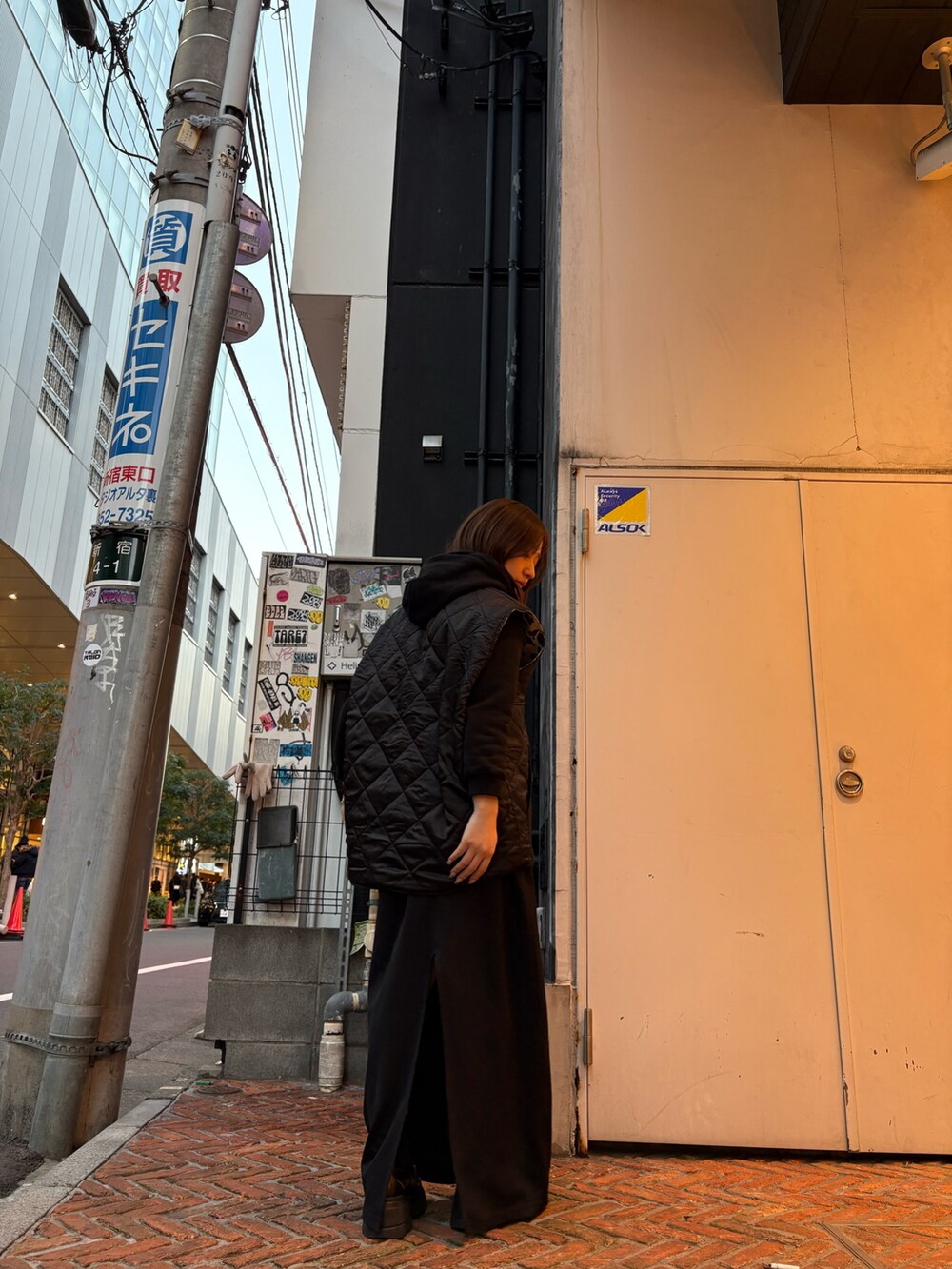 ブラック系のベストを着用したレディースの冬コーディネートの4枚目の写真