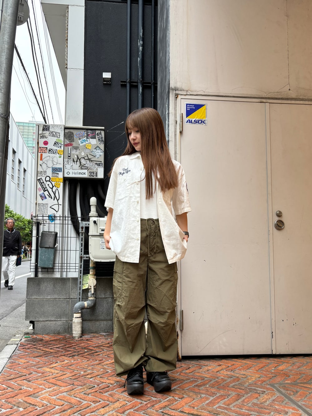 グリーン系のカーゴパンツ、ホワイト系のタンクトップ、ホワイト系のシャツ/ブラウスを着用したレディースの夏コーディネートの2枚目の写真