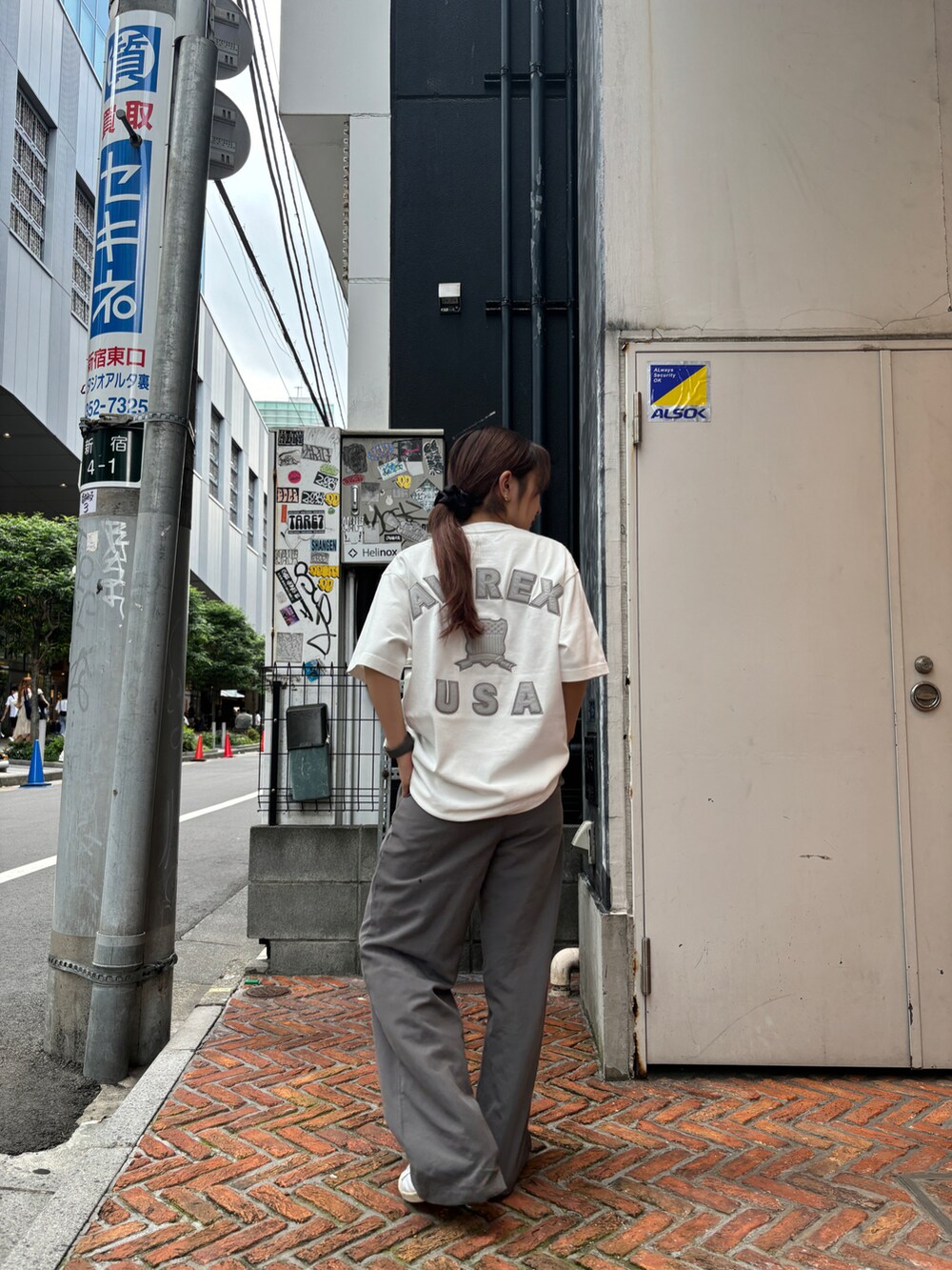 ホワイト系のTシャツ/カットソーを着用したレディースの夏コーディネートの2枚目の写真