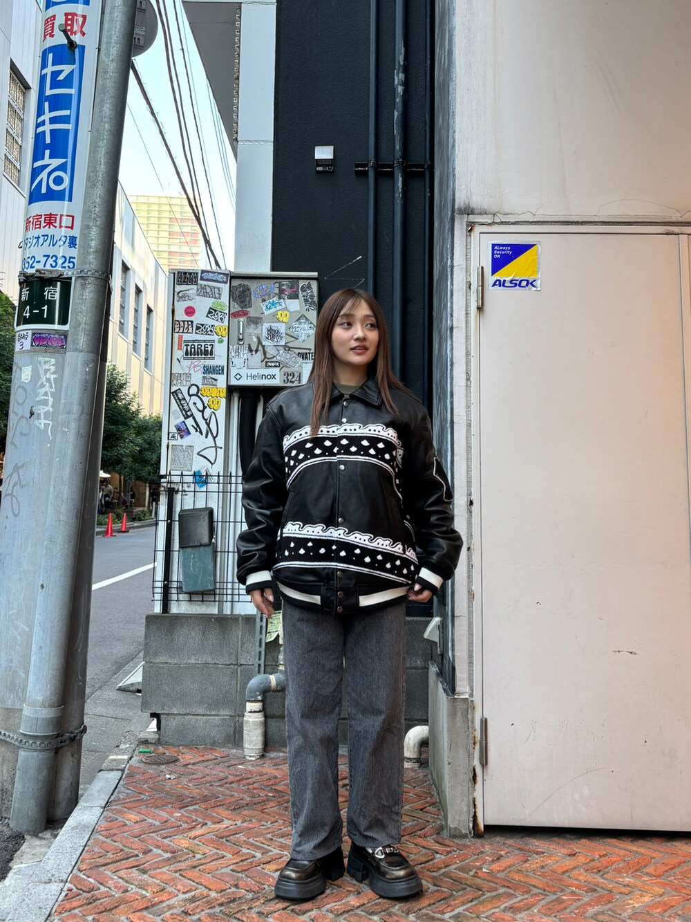 ブラック系のその他アウターを着用したレディースの秋コーディネートの3枚目の写真