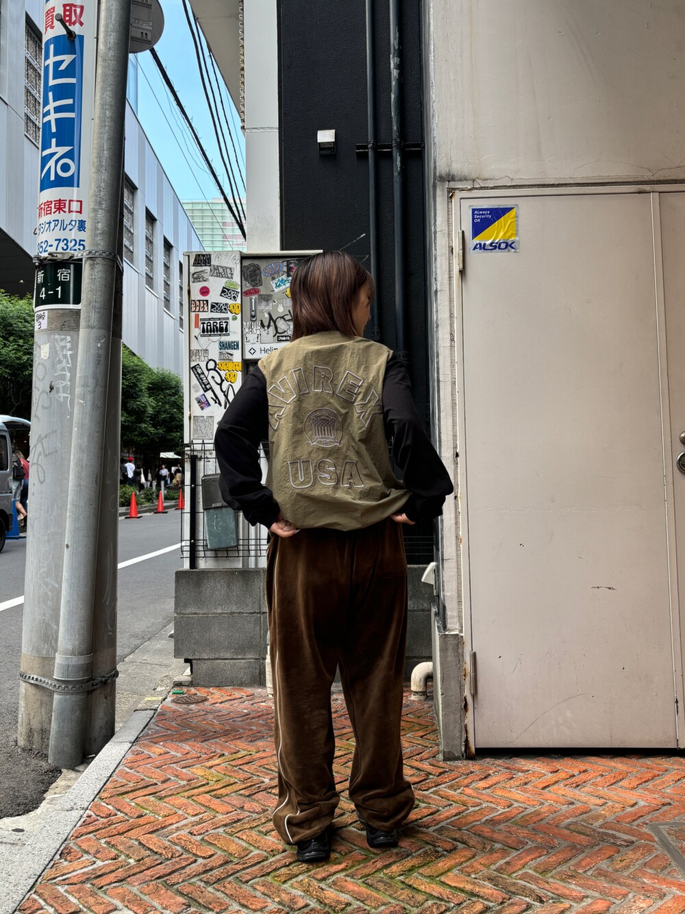 グリーン系のベスト、ブラック系のTシャツ/カットソー、ブラウン系のその他パンツを着用したレディースの秋コーディネートの3枚目の写真