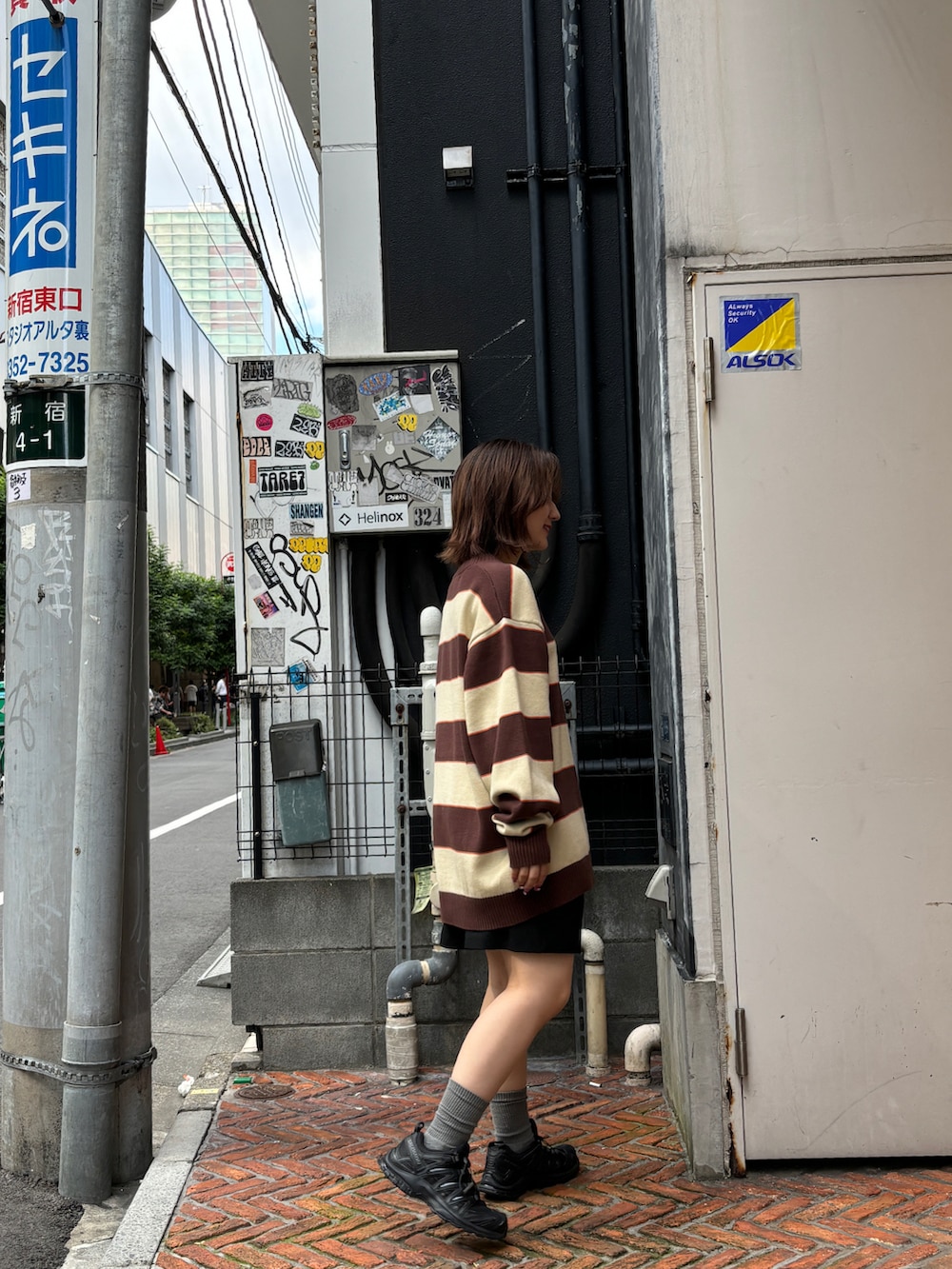 ブラウン系のニット/セーターを着用したレディースの秋コーディネートの3枚目の写真