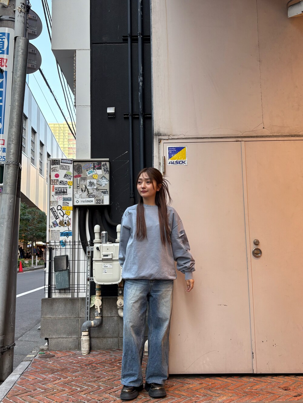 ブルー系のスウェットを着用したレディースの冬コーディネートの2枚目の写真