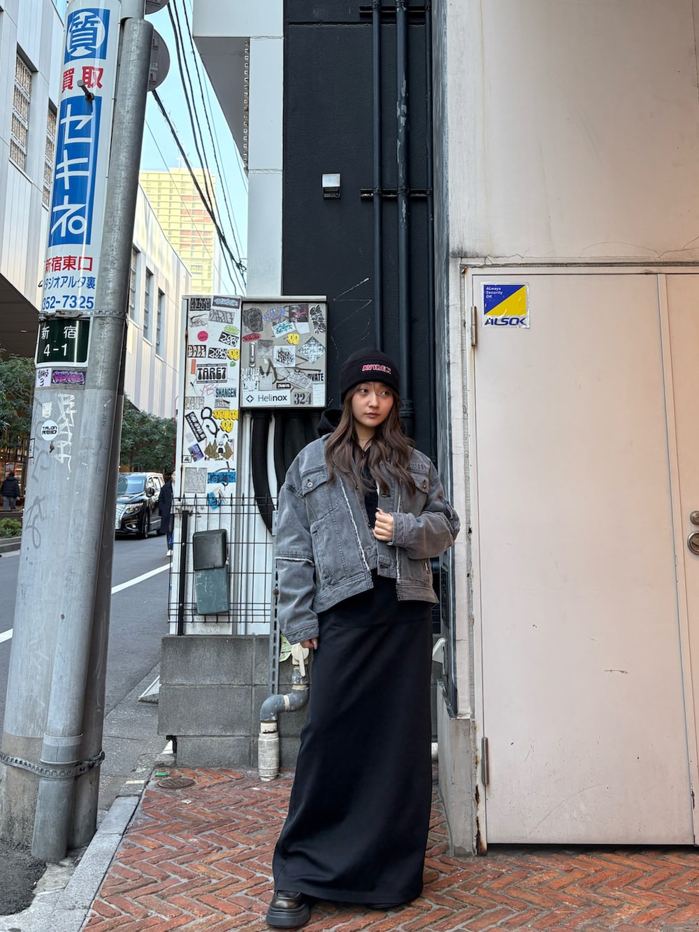 ブラック系のデニムジャケット、ブラック系のニットキャップ/ビーニーを着用したレディースの冬コーディネートの5枚目の写真