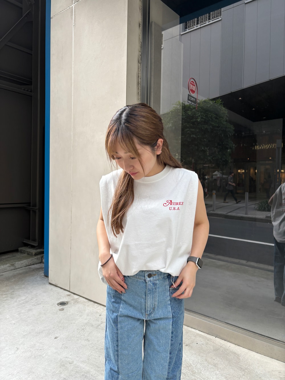 その他のデニムパンツ、ホワイト系のTシャツ/カットソー、グリーン系のサンダルを着用したレディースの夏コーディネートの3枚目の写真