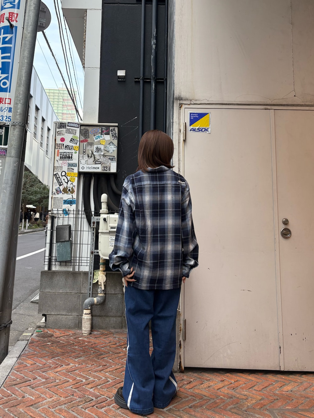 ブルー系のシャツ/ブラウス、ブルー系のデニムパンツを着用したレディースの冬コーディネートの3枚目の写真