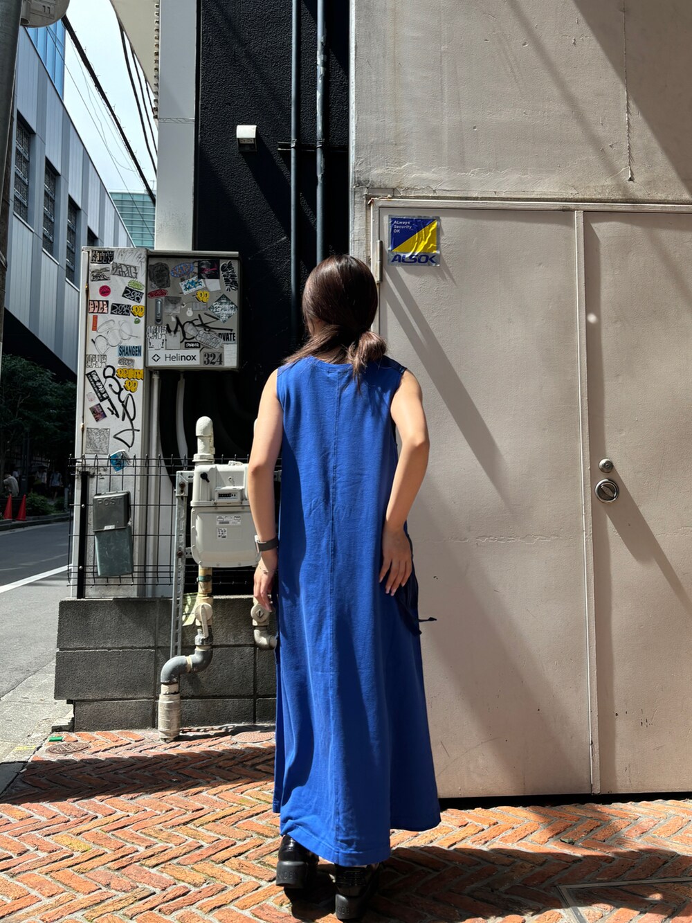 ブルー系のワンピースを着用したレディースの夏コーディネートの2枚目の写真