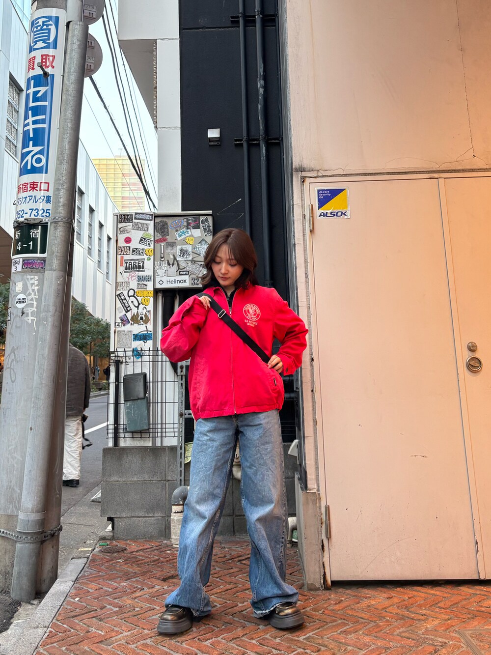 ピンク系のブルゾン、ブラック系のショルダーバッグを着用したレディースの冬コーディネートの2枚目の写真