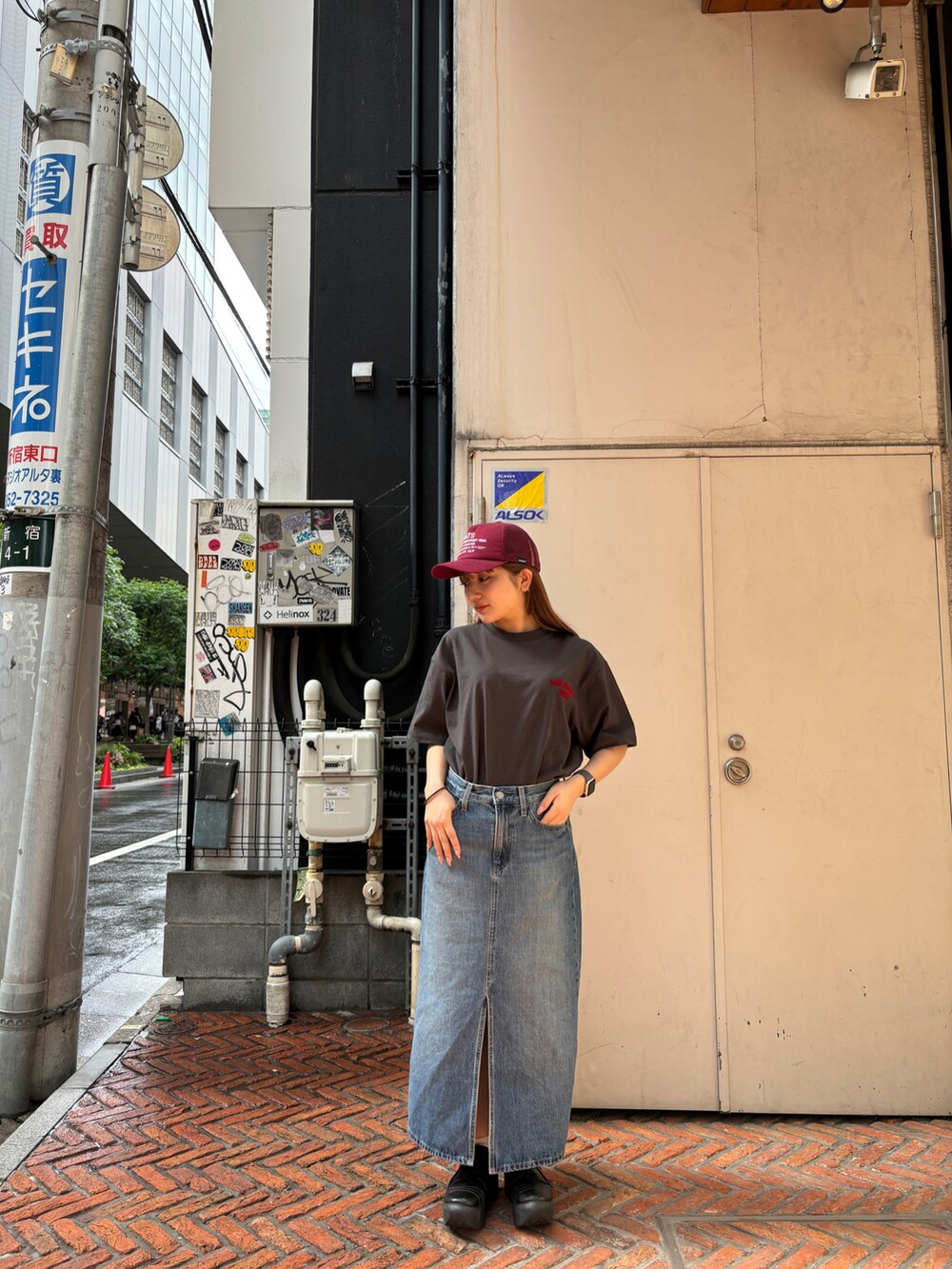 グレー系のTシャツ/カットソー、レッド系のキャップを着用したレディースの春コーディネートの2枚目の写真