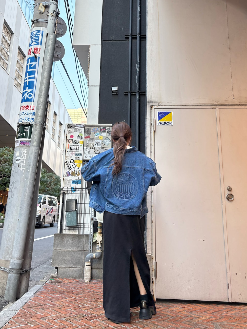 ブルー系のデニムジャケット、グレー系のTシャツ/カットソーを着用したレディースの冬コーディネートの3枚目の写真