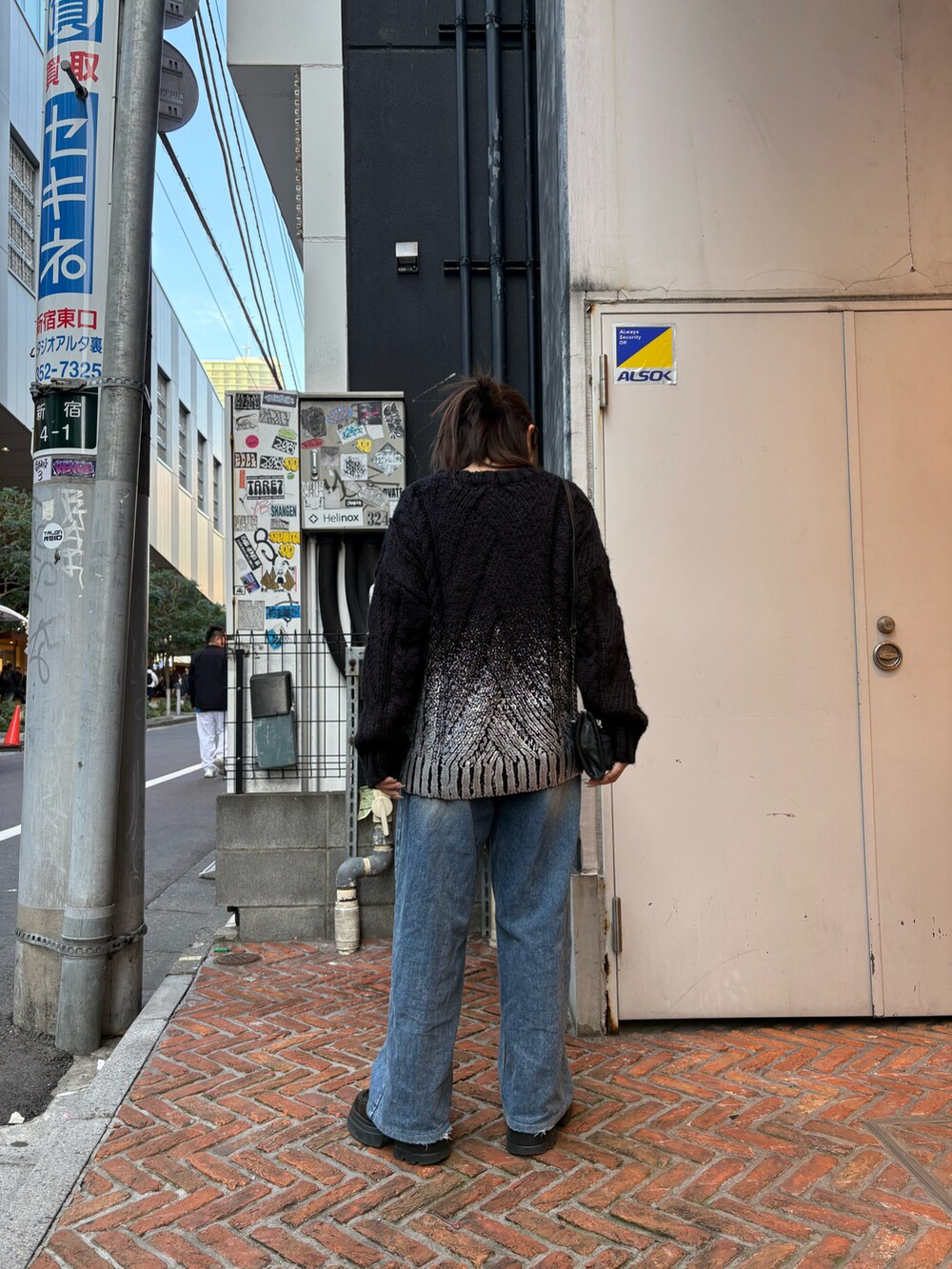 ブラック系のニット/セーターを着用したレディースの冬コーディネートの2枚目の写真