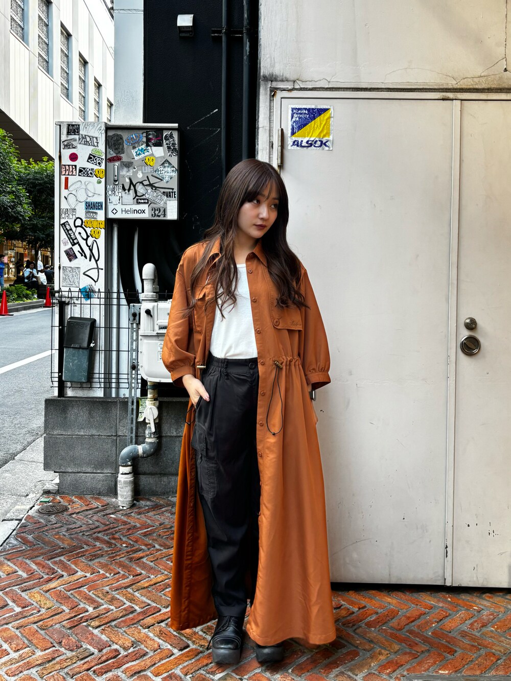 ブラック系のカーゴパンツ、ホワイト系のタンクトップ、レッド系のシャツワンピースを着用したレディースの夏コーディネートの2枚目の写真