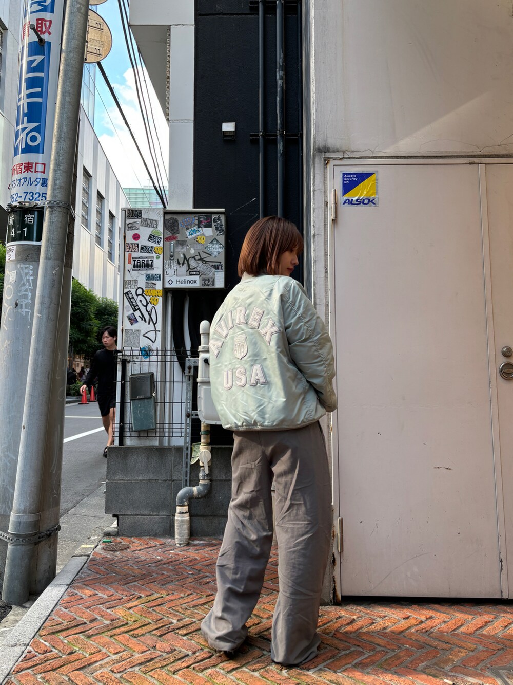 グリーン系のMA-1を着用したレディースの秋コーディネートの3枚目の写真