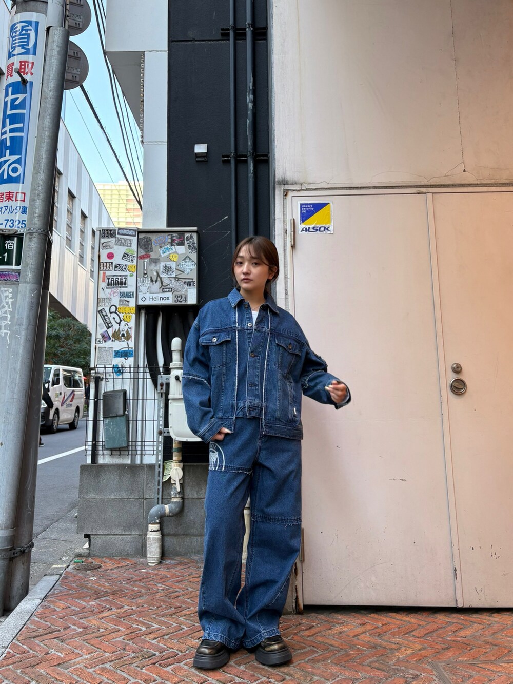 ブルー系のデニムジャケット、ホワイト系のTシャツ/カットソーを着用したレディースの冬コーディネートの2枚目の写真