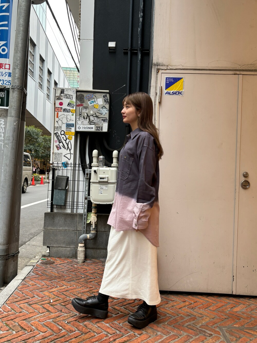 ブルー系のシャツ/ブラウス、ホワイト系のスカートを着用したレディースの春コーディネートの2枚目の写真