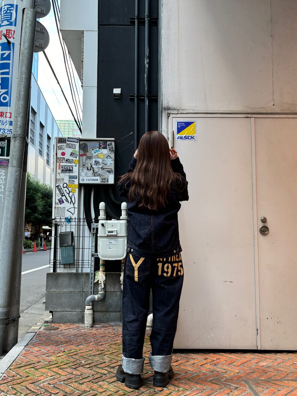 ブルー系のデニムパンツ、ブルー系のデニムジャケットを着用したレディースの秋コーディネートの2枚目の写真