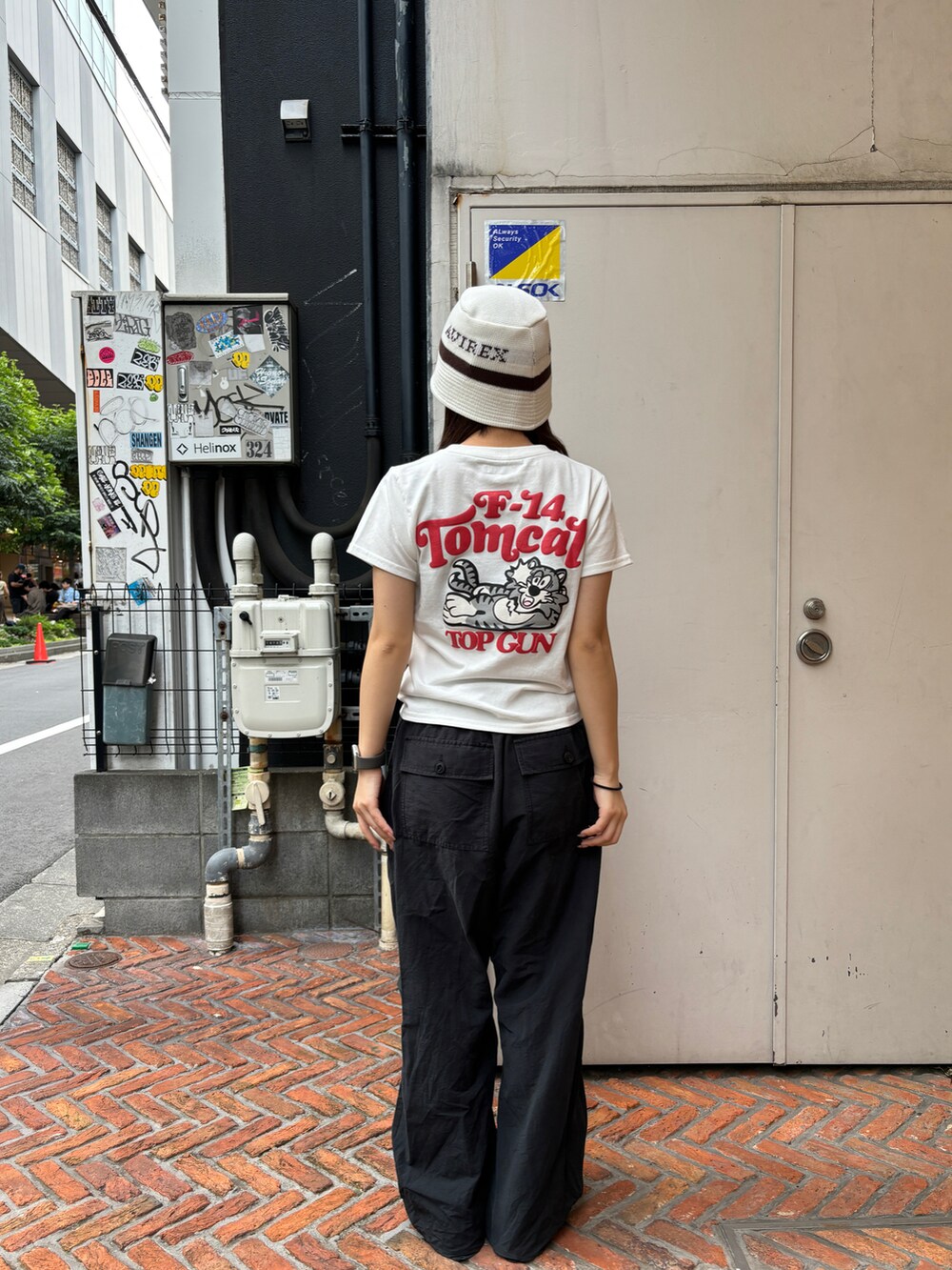 ホワイト系のTシャツ/カットソー、ホワイト系のハットを着用したレディースの夏コーディネートの2枚目の写真