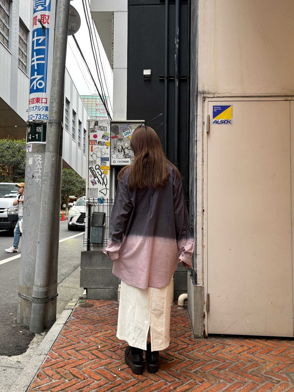 ブルー系のシャツ/ブラウス、ホワイト系のスカートを着用したレディースの春コーディネートの3枚目の写真