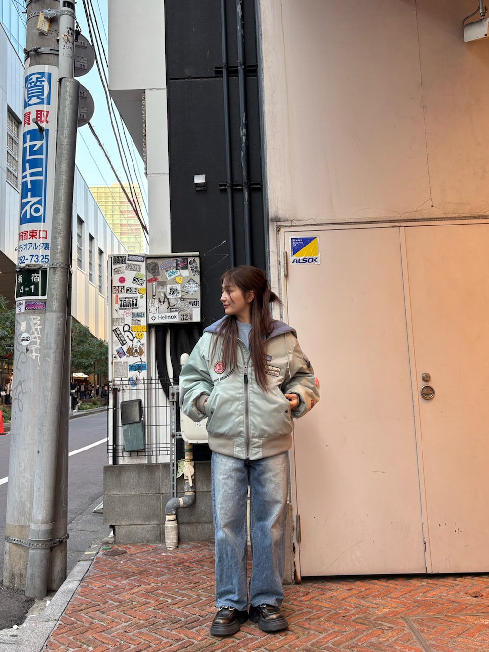 グリーン系のミリタリージャケットを着用したレディースの冬コーディネートの3枚目の写真