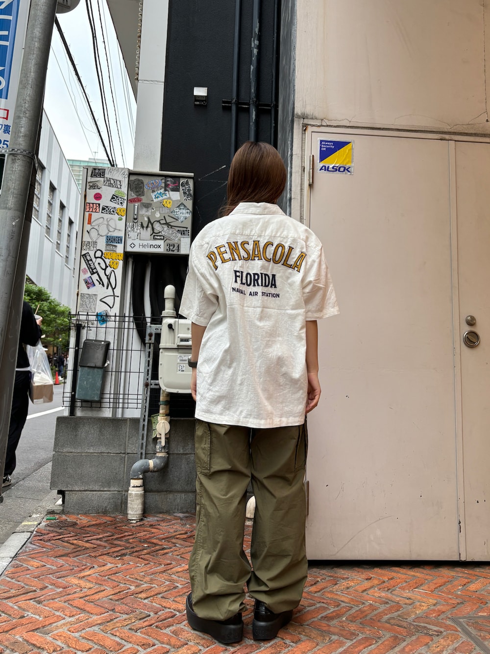 グリーン系のカーゴパンツ、ホワイト系のタンクトップ、ホワイト系のシャツ/ブラウスを着用したレディースの夏コーディネートの3枚目の写真