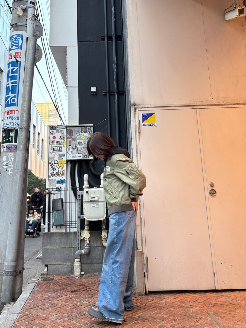 グリーン系のMA-1を着用したレディースの冬コーディネートの3枚目の写真