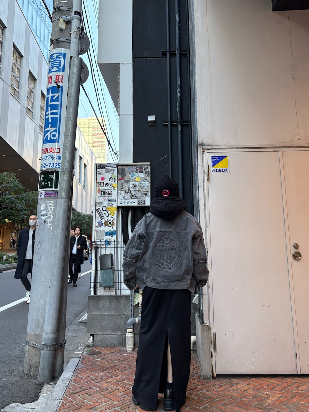 ブラック系のデニムジャケット、ブラック系のニットキャップ/ビーニーを着用したレディースの冬コーディネートの4枚目の写真