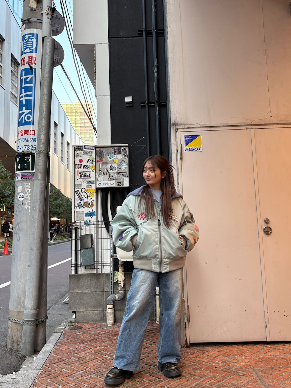 グリーン系のミリタリージャケットを着用したレディースの冬コーディネートの4枚目の写真