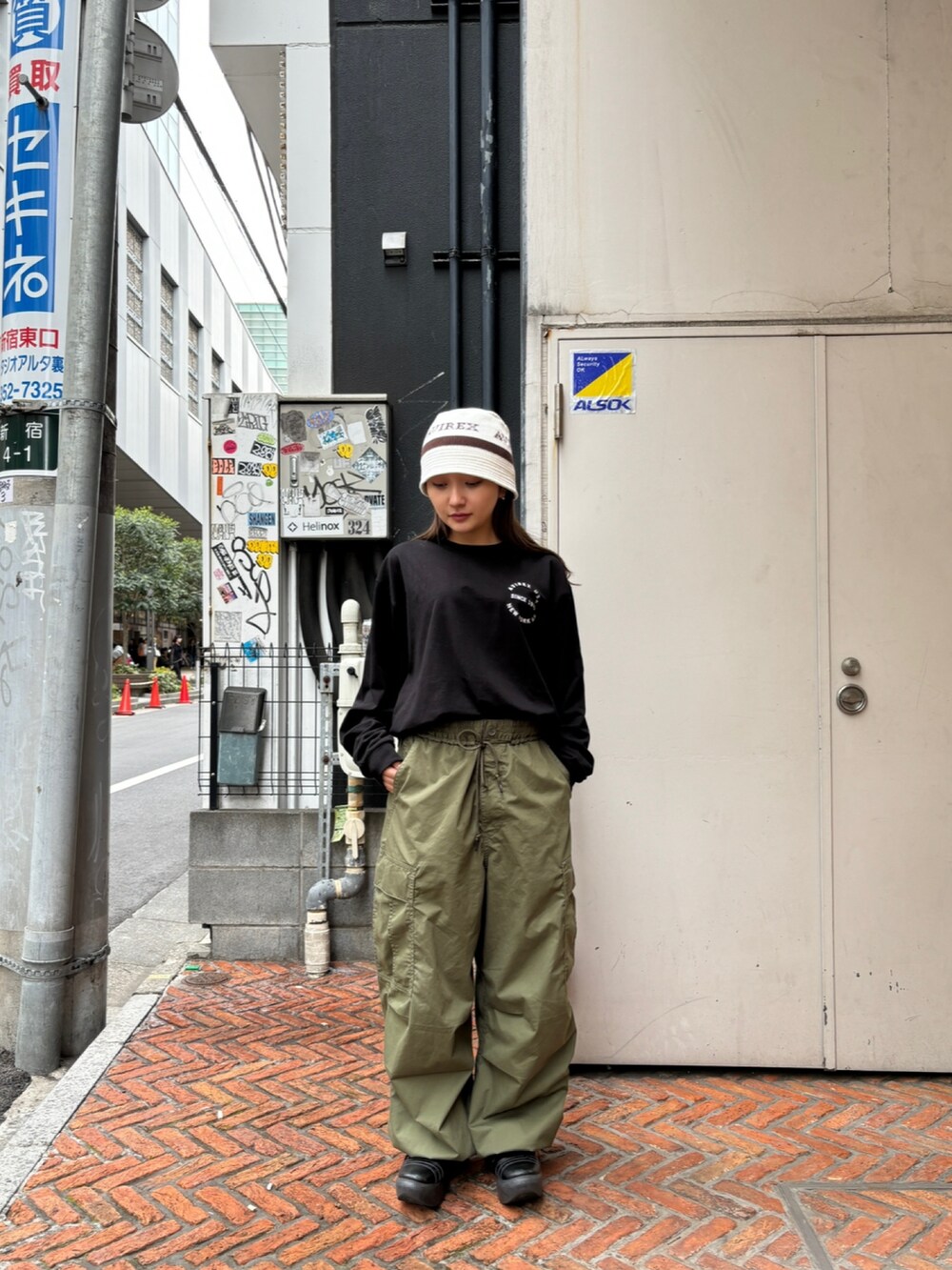 ブラック系のTシャツ/カットソー、ホワイト系のハットを着用したレディースの春コーディネートの2枚目の写真