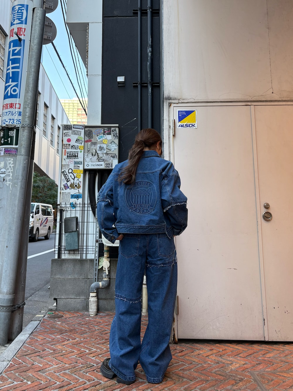 ブルー系のデニムジャケット、ホワイト系のTシャツ/カットソーを着用したレディースの冬コーディネートの4枚目の写真
